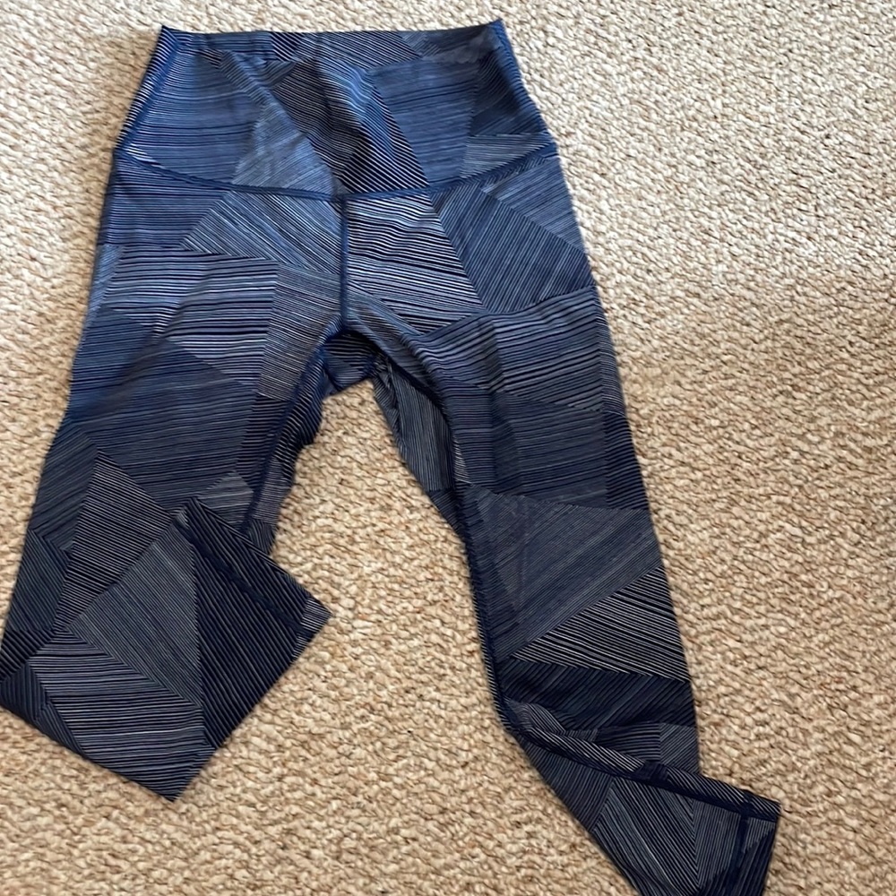 Lululemon crop, like new, size 6